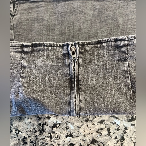 Denim Front Zip Slim Fit Mini Skirt- Black/ size 6 - Picture 5 of 5